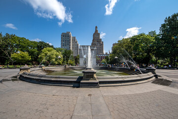 New York, NY - USA - July 30, 2011: view of Washington Square Park, is a public park in the Greenwich Village neighborhood of Lower Manhattan. - obrazy, fototapety, plakaty