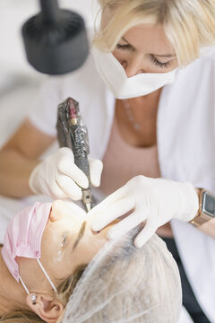 Cosmetologist doing micropigmentation