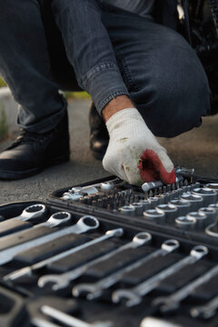 Crop mechanic choosing tool from box