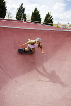 Little skater is skating a bowl 