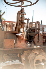 antiguas maquinas de acero y hierro fundido con oxido para restaurar y decorar ambientes