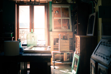 muebles y antigüedades de campo en mueblería de pueblo antiguos y oxidados en color