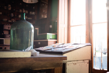 muebles y antigüedades de campo en mueblería de pueblo antiguos y oxidados en color