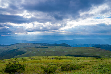 Fototapeta premium 長野県諏訪市の霧ヶ峰を登山している風景 A view of climbing Kirigamine Peak in Suwa City, Nagano Prefecture.