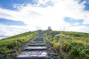 長野県諏訪市の霧ヶ峰を登山している風景 A view of climbing Kirigamine Peak in...