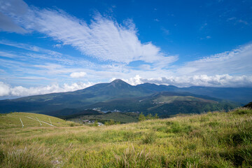 長野県諏訪市の霧ヶ峰を登山している風景 A view of climbing Kirigamine Peak in Suwa City, Nagano Prefecture.