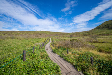 長野県諏訪市の霧ヶ峰を登山している風景 A view of climbing Kirigamine Peak in...