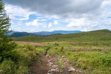 長野県諏訪市の霧ヶ峰を登山している風景 A view of climbing Kirigamine Peak in...