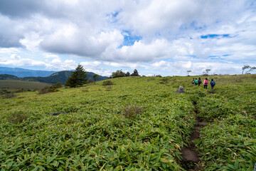 長野県諏訪市の霧ヶ峰を登山している風景 A view of climbing Kirigamine Peak in Suwa City, Nagano Prefecture.