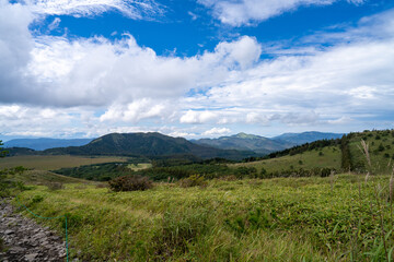 Fototapeta premium 長野県諏訪市の霧ヶ峰を登山している風景 A view of climbing Kirigamine Peak in Suwa City, Nagano Prefecture.