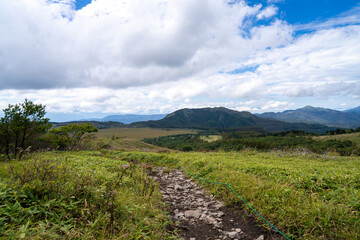 長野県諏訪市の霧ヶ峰を登山している風景 A view of climbing Kirigamine Peak in Suwa City, Nagano Prefecture.