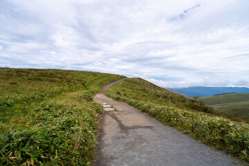 長野県諏訪市の霧ヶ峰を登山している風景