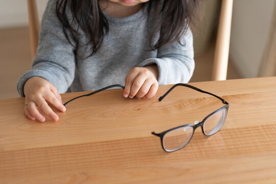 眼鏡を壊す子供