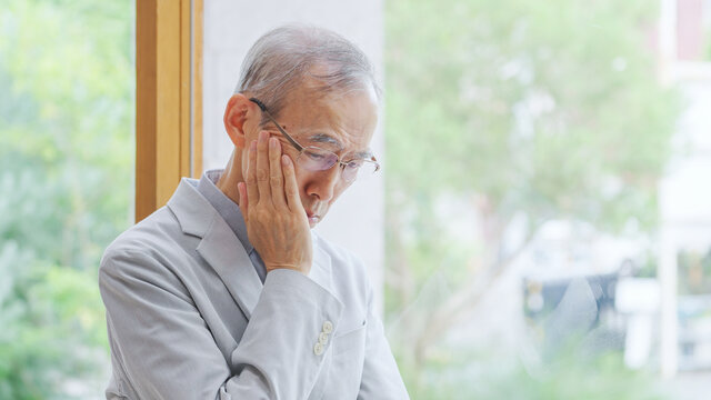 考えるシニア男性