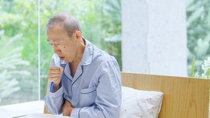 咳をするシニア男性