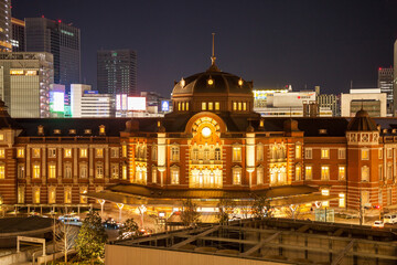 Fototapeta na wymiar Tokyo, Japan - Jan 03, 2018 : View of the building Tokyo Station in Tokyo Japan at night. This is main station of train system in Tokyo with the skyscrapers of Marunouchi Tokyo ,Japan.