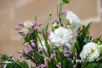 Decoración floral de boda en la iglesia y restaurante