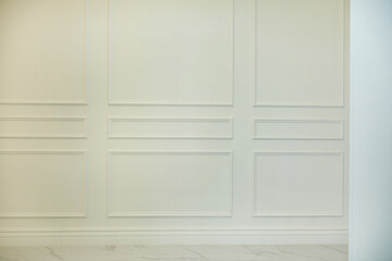 복도의 하얀 벽면