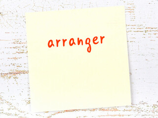 Yellow sticky note on wooden wall with handwritten word arranger - obrazy, fototapety, plakaty