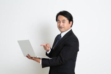 中年の日本人サラリーマン男性