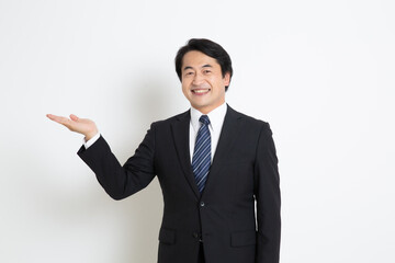 中年の日本人サラリーマン男性