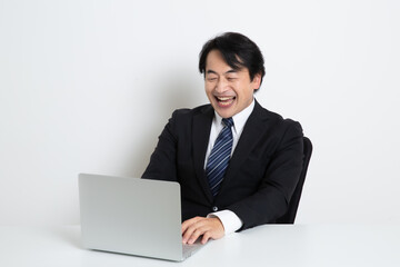 中年のサラリーマン日本人男性