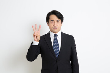 中年の日本人サラリーマン男性