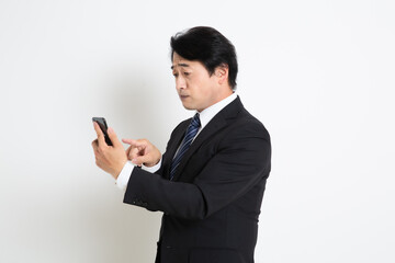 中年の日本人サラリーマン男性