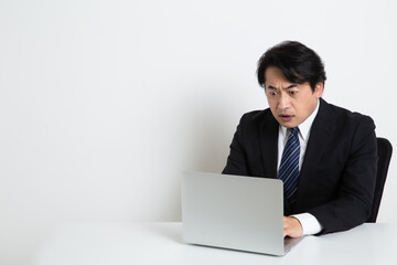 中年のサラリーマン日本人男性