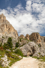 Wanderweg durch das Vajolettal zu den Vajolettürmen im Rosengarten, Trentino, Italien