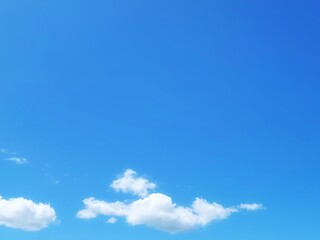 Naklejka na ściany i meble 青空に浮かぶ白い雲のイラスト