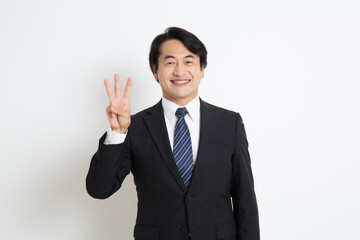 中年の日本人サラリーマン男性