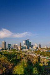 Obraz premium Late afternoon view of Perth city and Mitchell Freeway seen from Kings Park. Perth is a modern and vibrant city and is the capital of Western Australia, Australia.