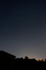 gwiazdy na niebie nocą na wsi 