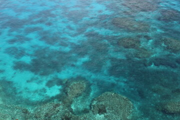 沖縄宮古島の透き通った珊瑚礁