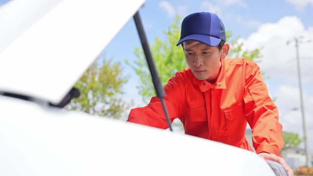 自動車のボンネットを開ける男性　自動車整備士