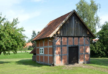 Fototapeta na wymiar Historische Scheune im Dorf Hodenhagen, Niedersachsen