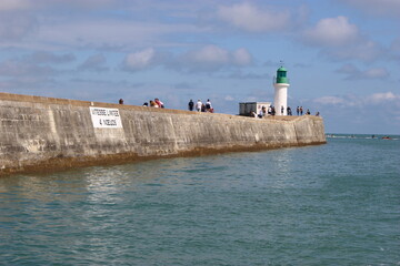Petite jetée des Sables-d'Olonne et phare vert vus depuis le chenal