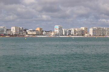 Fototapeta premium Les Sables-d'Olonne : vue panoramique sur le remblai depuis le large
