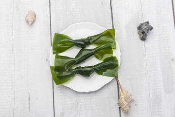 Green kelp knot for Asian marine cuisine
