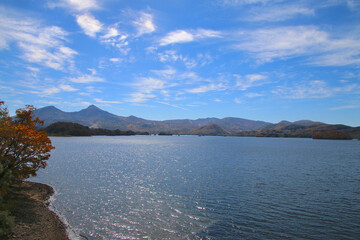 秋の桧原湖と磐梯山（福島県・北塩原村）