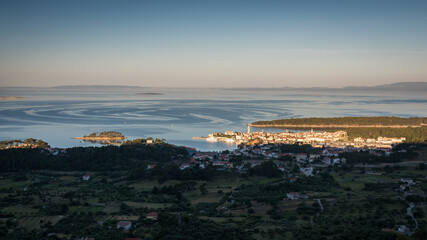 Obraz premium Early morning light on the old town of Rab and the island viewing form the hill of Kamenjak