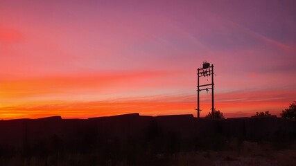붉은 노을과 어둠이 내려앉은 마을