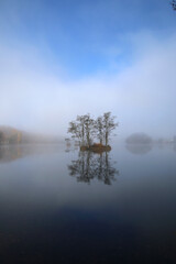 霧の曽原湖（福島県・北塩原村）