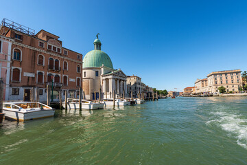 Naklejka premium Venice, Canal Grande (Grand Canal) and the Church of San Simeon Piccolo or Santi Simeone e Giuda in Neoclassical style, 1718-1738, Venetian lagoon, UNESCO world heritage site, Veneto, Italy, Europe.