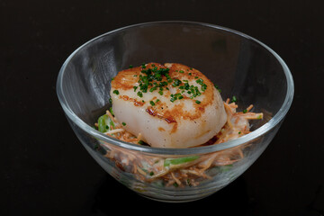 Vieira asada con fideua de coliflor y vainas