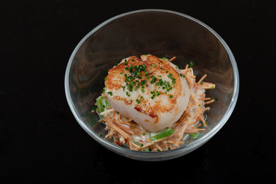 Vieira asada con fideua de coliflor y vainas
