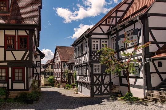 Gasse mit Fachwerkhäusern in der Altstadt von Sindelfingen in Baden-Württemberg, Deutschland