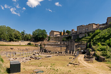 Fototapeta na wymiar Römische Ruinen in Volterra in der Toskana in Italien 