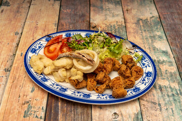 Andalusian fish fry with dogfish, squid squid, squid rings and anchovies with lettuce